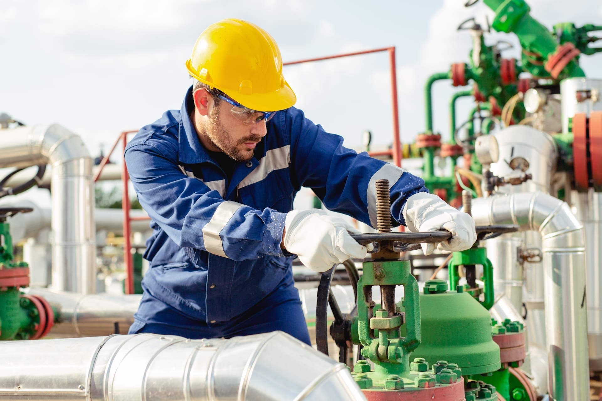 Oil,Worker,Is,Turning,Valve,On,The,Oil,Pipeline